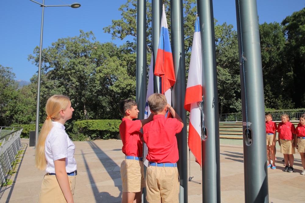 Российские школы стали вводить традицию поднятия флага и исполнения гимна в начале учебной недели